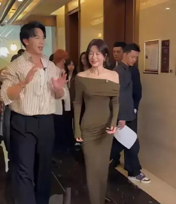 她把单亲妈妈的苦，演成了T台上的酷。
你发现她连绝望时都在找镜头。
转身的弧度、