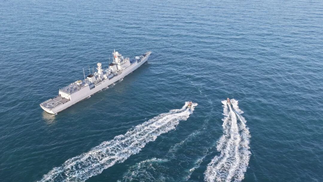 055拉萨舰和051C驱逐舰石家庄舰 