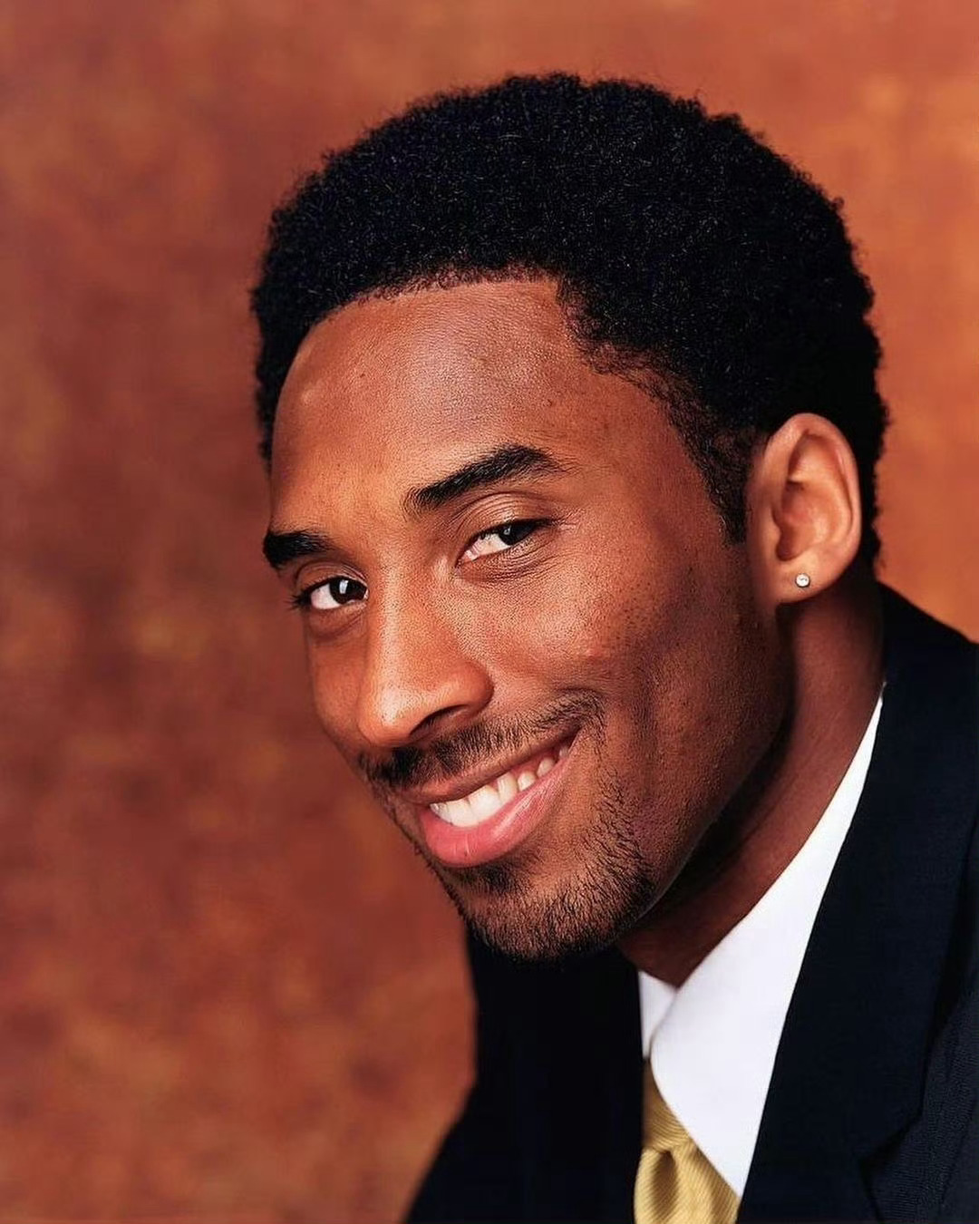 希望我们都能像星星一样：如果自己会发光，就不必害怕黑暗。如果自己是美好的，那么一