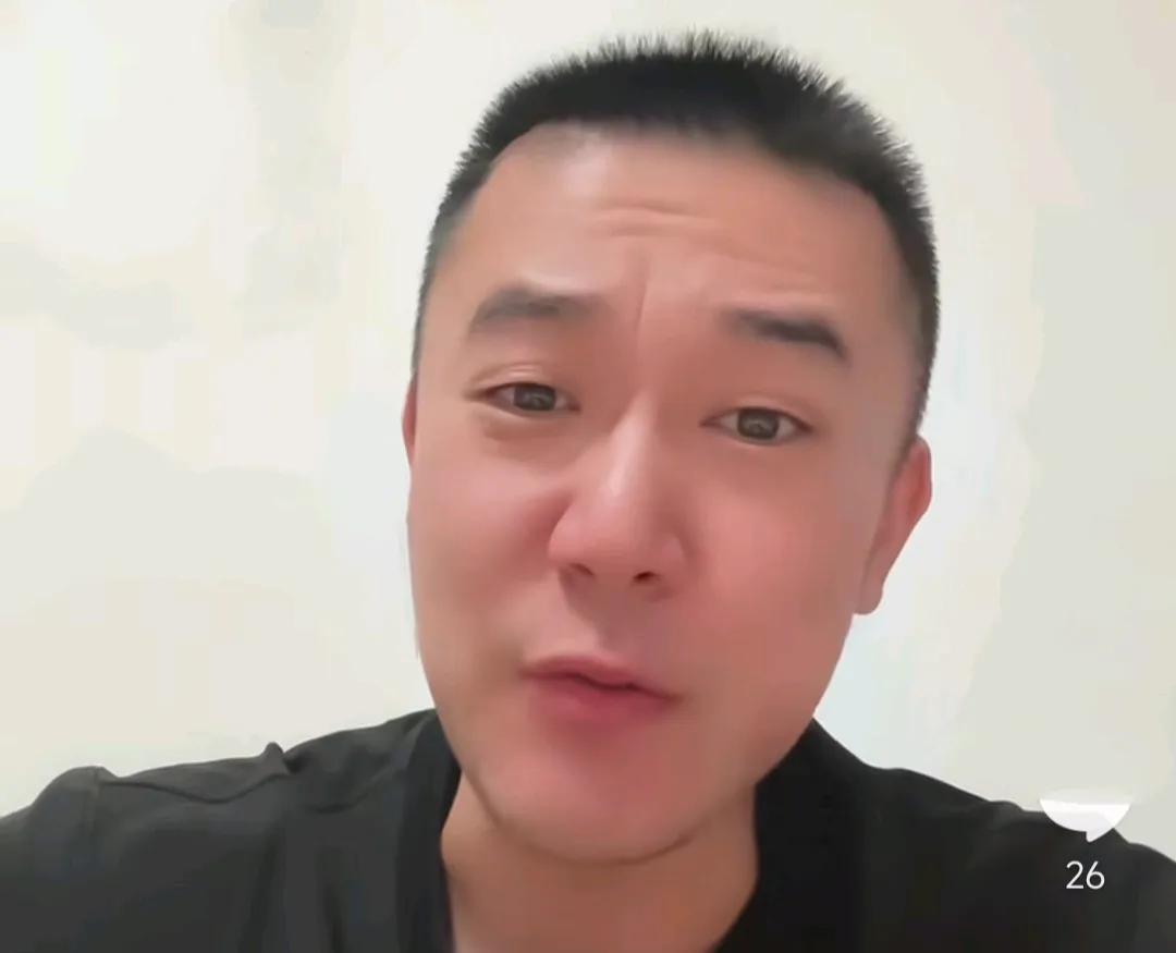 媒体人左海涛批评了中国男篮，认为其退步幅度比男足还大。
在中国男篮输给伊朗男篮无