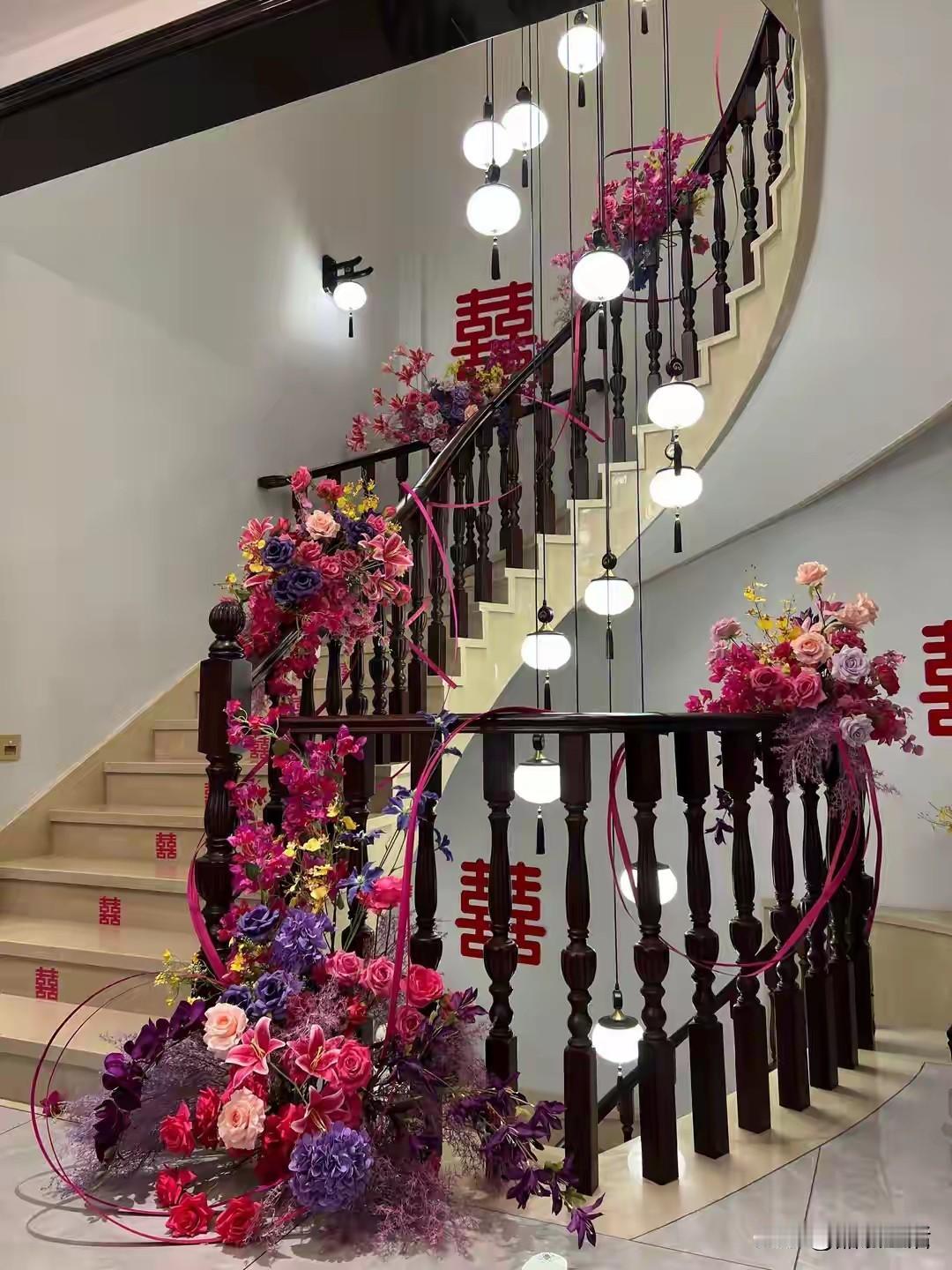 楼梯的喜字还贴着，喜花开着，却等不来主人了，新郎跳河，新娘退回18万彩礼和六金！