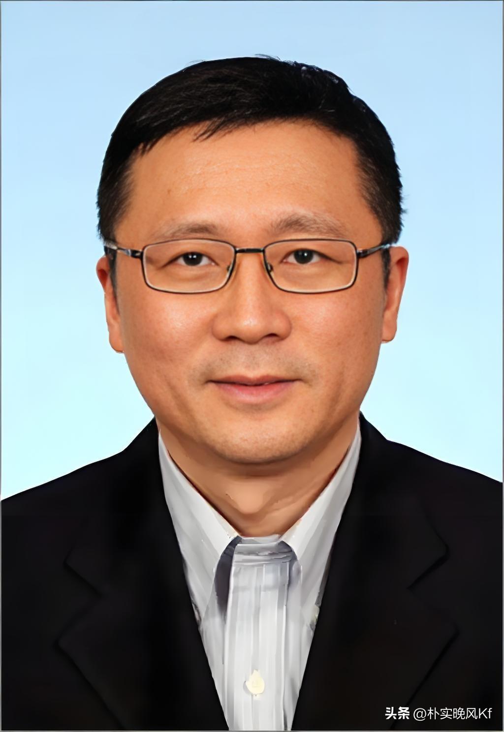 胡伟国真的是把“尽心尽责，问心无愧”刻进了行医日常里。
在瑞金医院扎根三十多年，