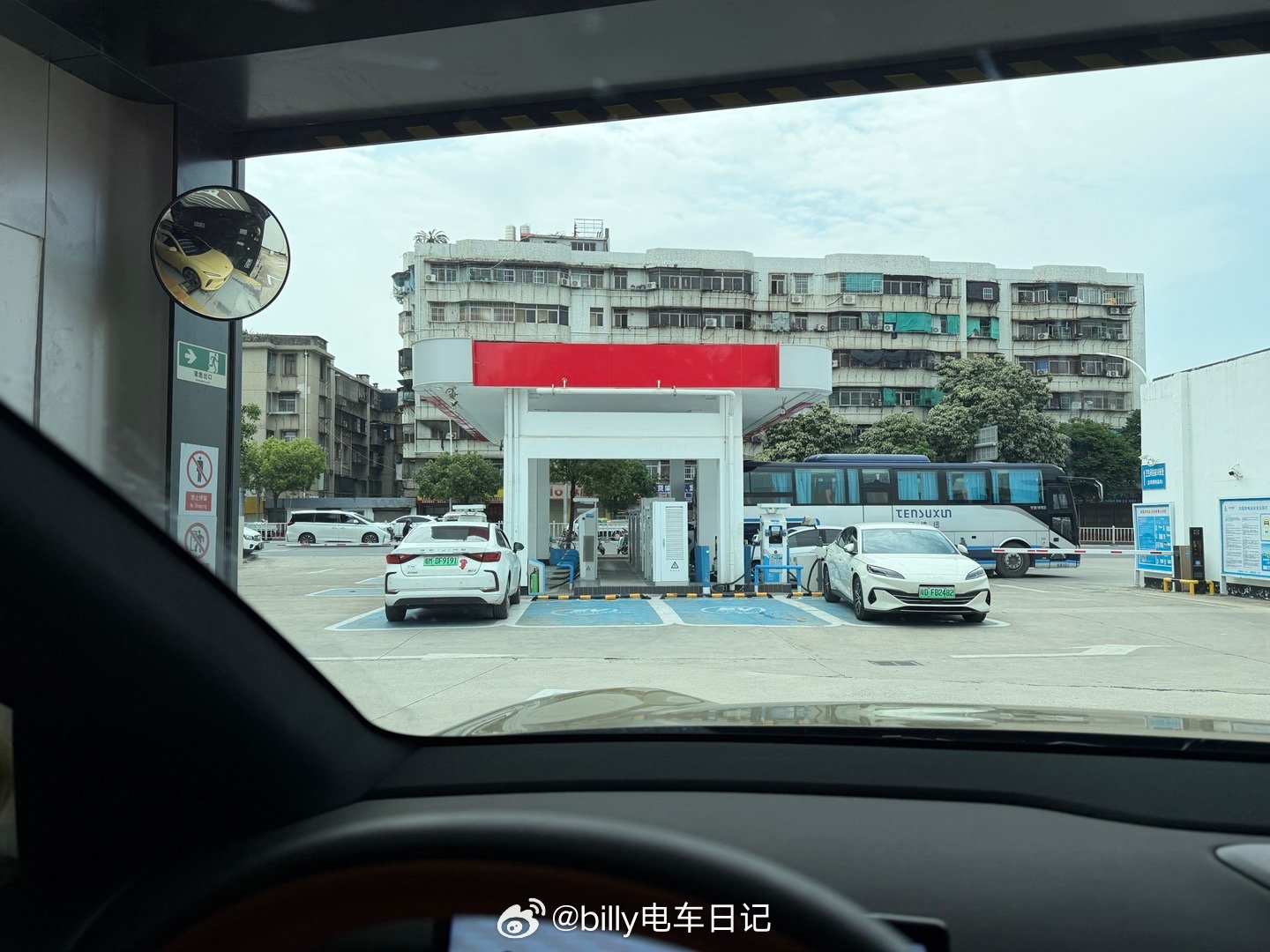 汕头这个中石化换电站原本是加油站的，现在已经全改成充电桩了，纯电大势所趋大v聊车