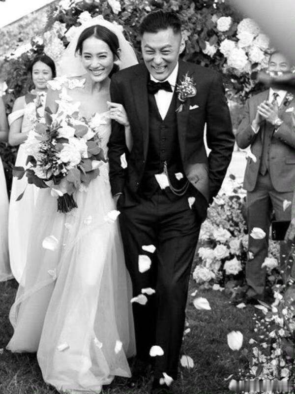 余文乐宣布离婚后首现身香港偶遇余文乐卫诗雅🈶！这是余文乐宣布离婚后首现身吧~余