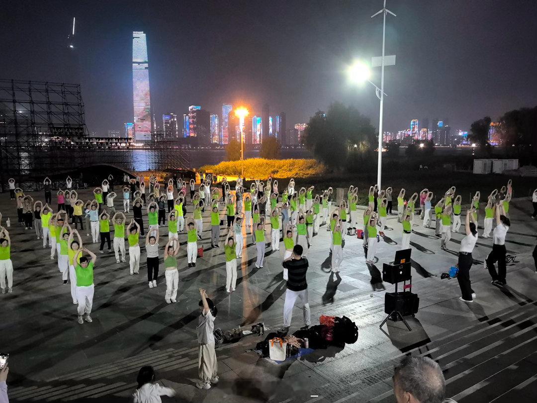 建议年轻人也去学广场舞 放下手机走进广场，跟着旋律动起来。不用精致打扮，自在摇摆