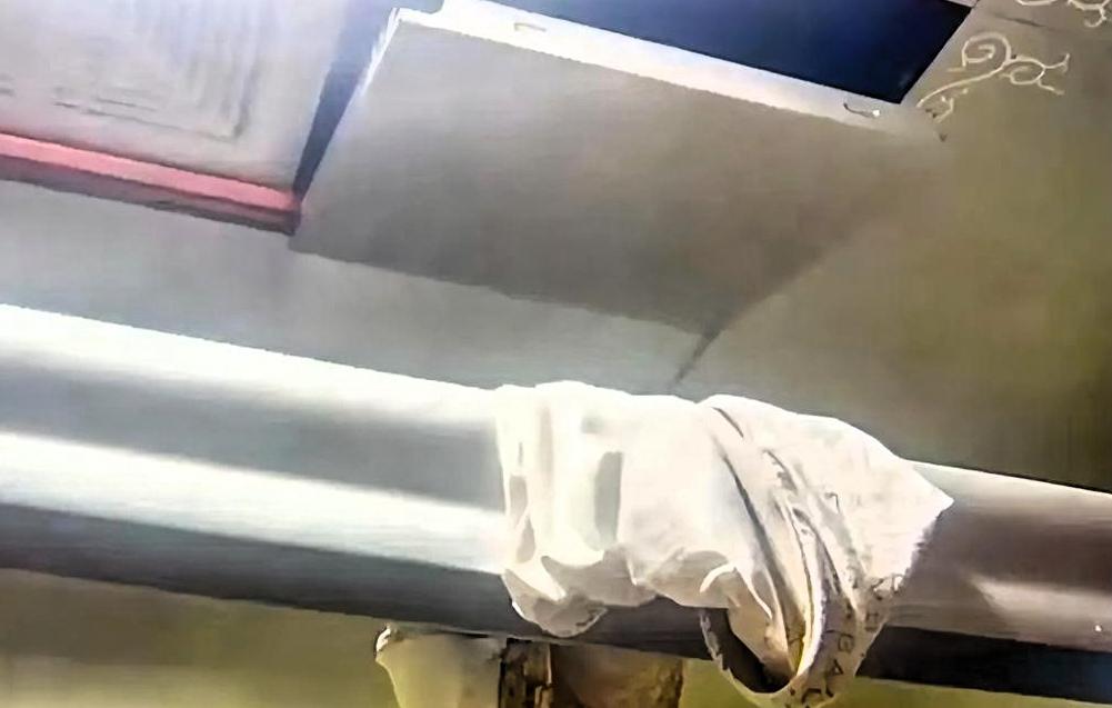 浙江男子入住酒店，洗澡时一抬头当场
不适：就在头顶，太恶心！
老板：可能是保洁疏