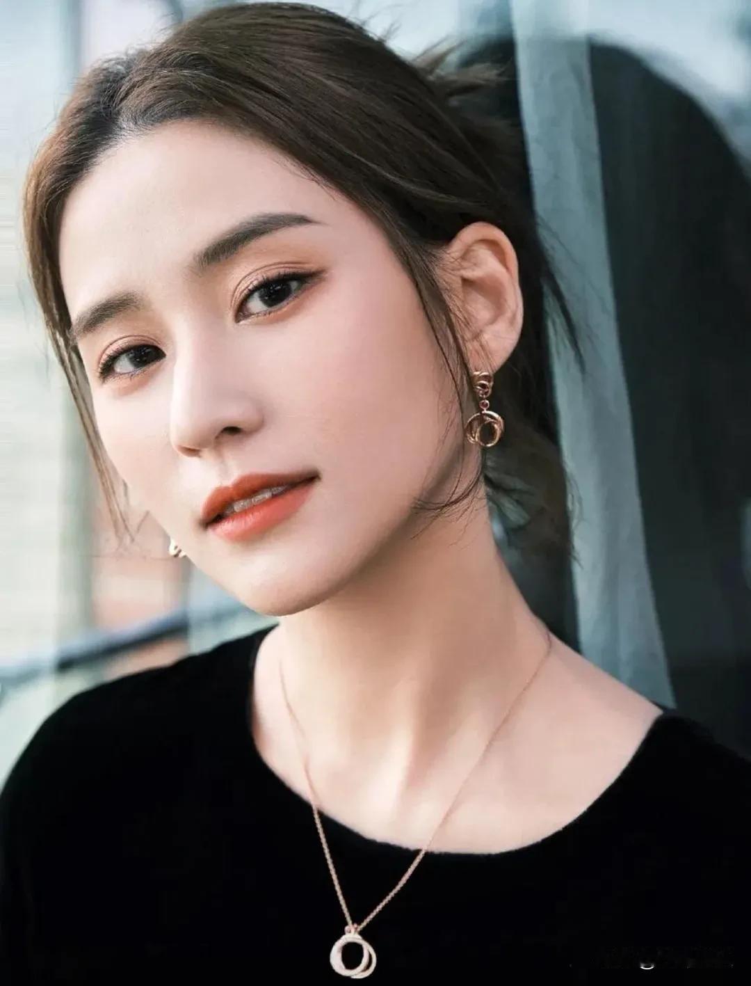 何超莲，35岁生日赌王家族罕见同框！

5月9日，何超莲35岁生日这天，这层“豪