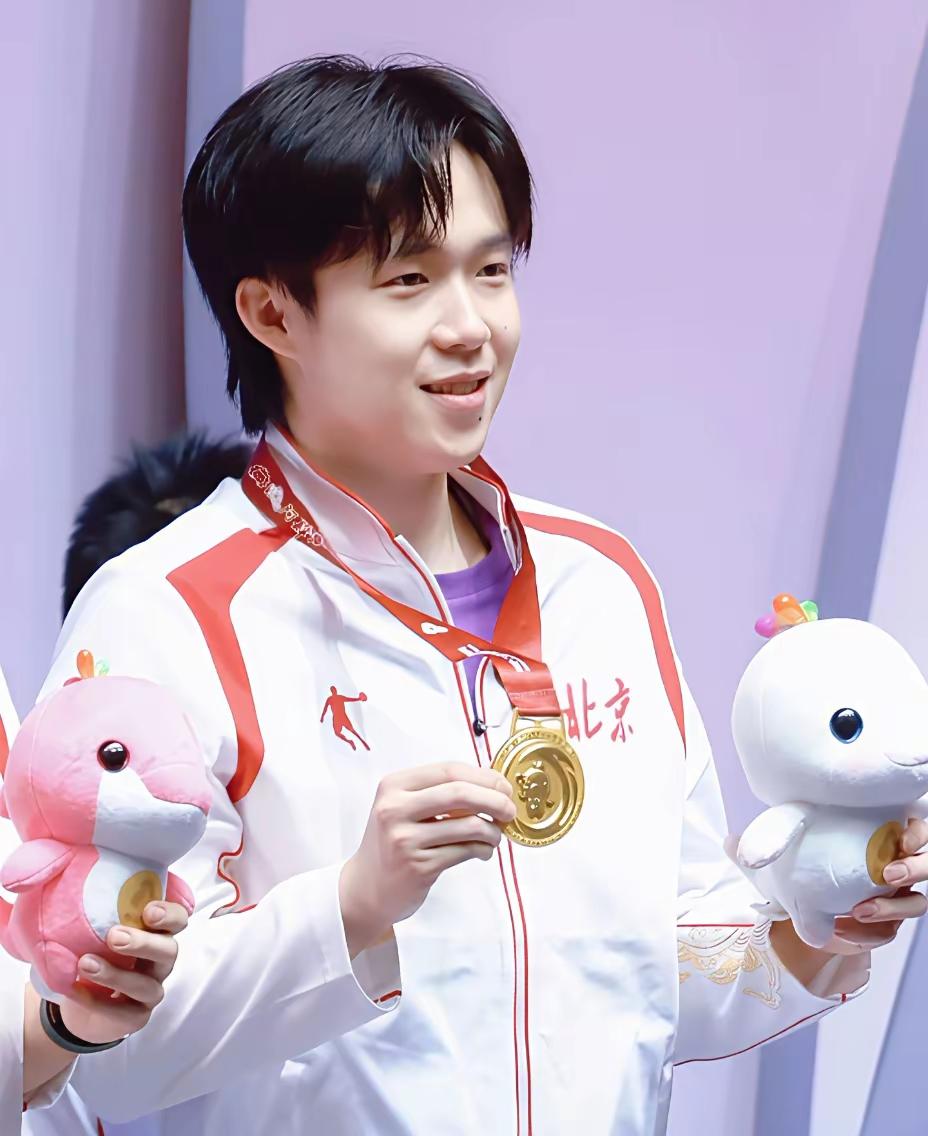 阳光般温暖的男孩
王楚钦就是一个有责任有担当的铁血男儿，胜不骄败不馁。在国兵危难