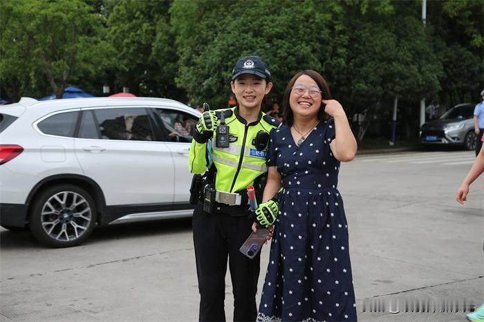 🏍️ 合肥“00后女铁骑”周洁高考执勤微笑爆火。专家视角看三个硬核细节：

1