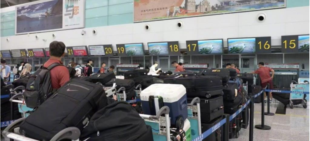 国足被指赴东亚杯行李过多！
看起来有点可笑！
其根本原因还是战绩太差！所以形成了