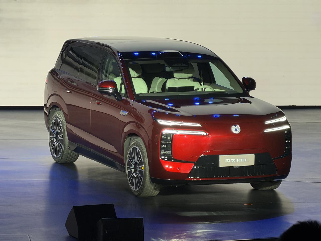 腾势N8L上市：尊荣版售29.98万，旗舰版售32.98万，比预售低2万，叠加各