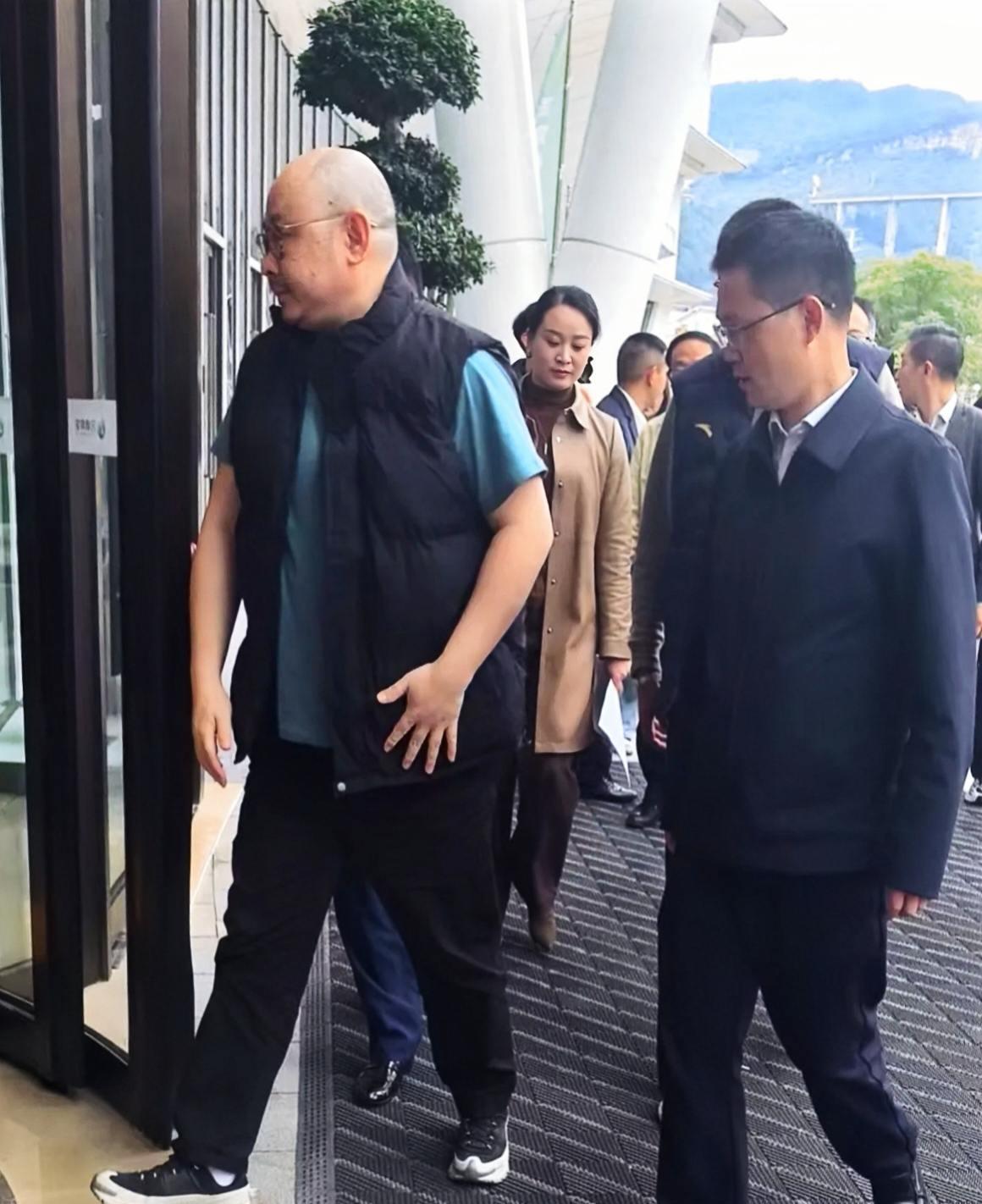 刀郎亮相习酒集团，一身“刀式穿搭”走路带风，气场全开！配上他标志性的温暖笑容和魔