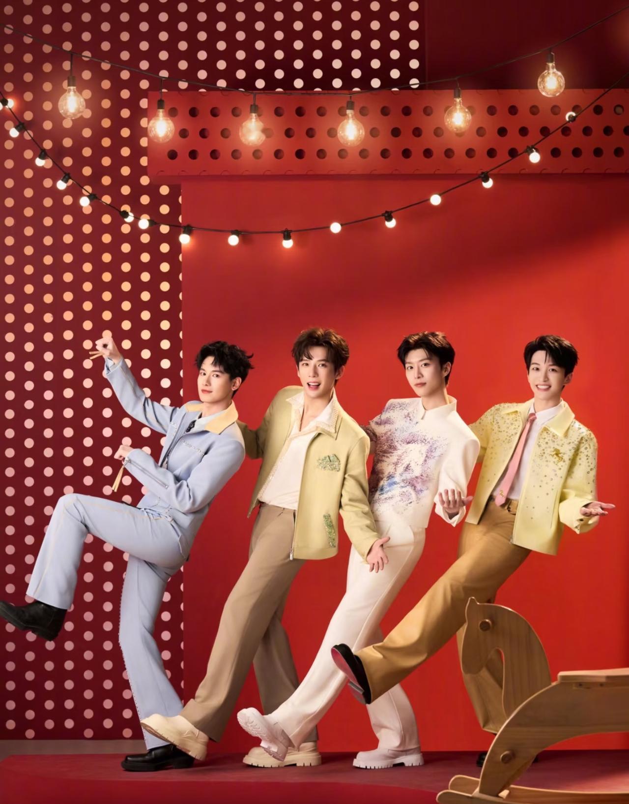 把这四个帅哥放在一个春晚舞台的人绝对是天才。
没想到春晚上被这四个小哥哥给吸引到