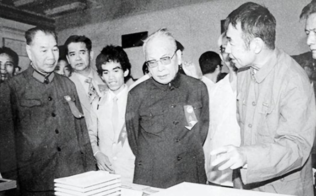 1977年，交通部部长叶飞上将花了5个多小时，翻阅了水运总局副局长周惠（1959
