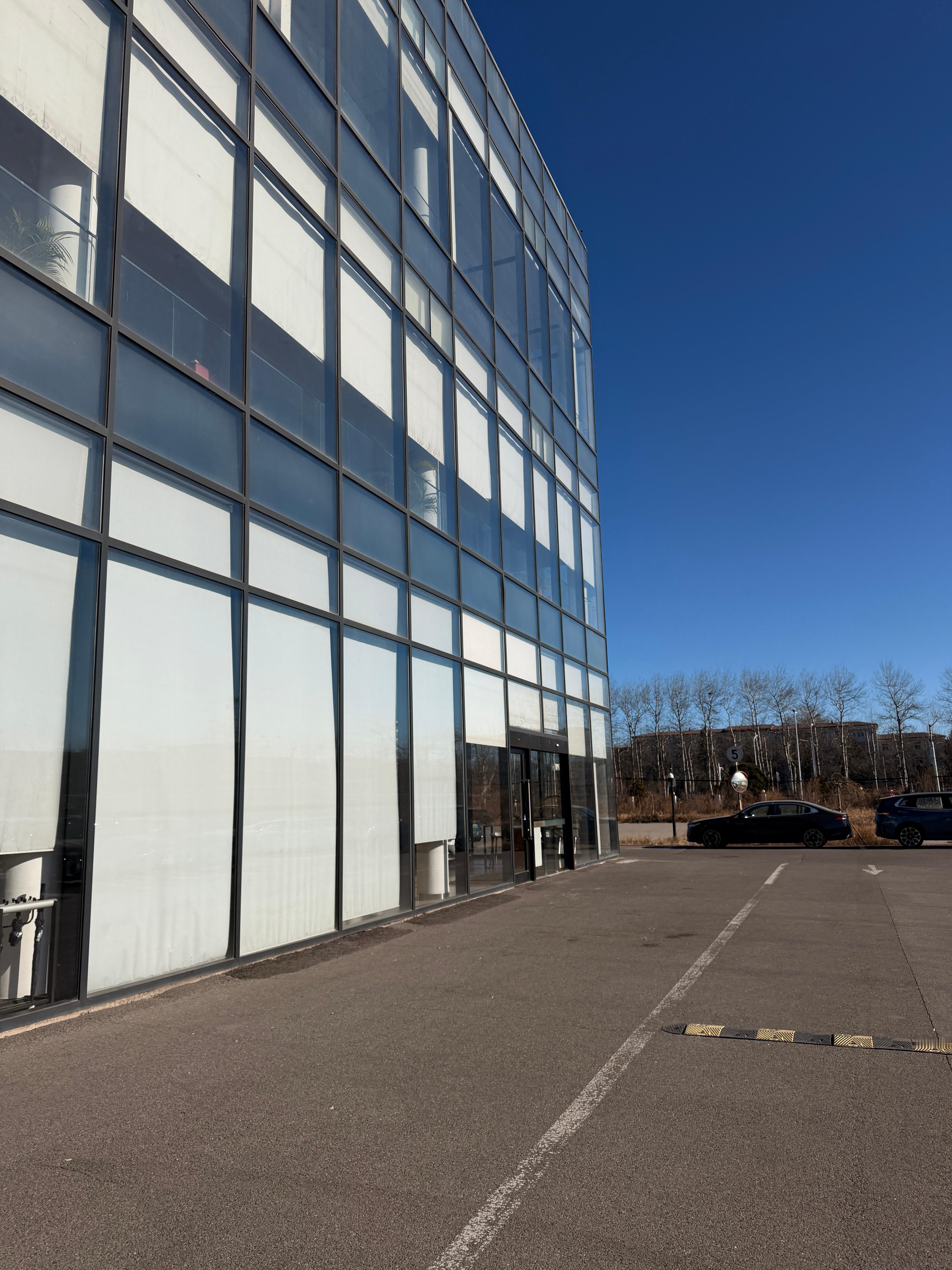 暴雷❗️来参观一下倒闭的宝马机场万宝行4S店Logo全部被摘牌，即使今天外面的天