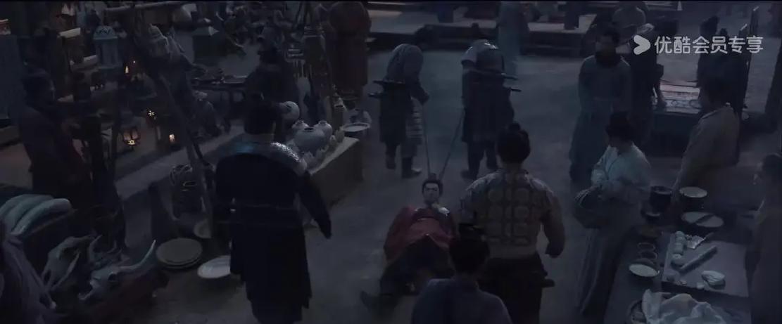 虎贲卫的刀尖离他喉咙只差三寸时，顾玉的轮椅突然弹出了锁链。
 
不是求生，是反击