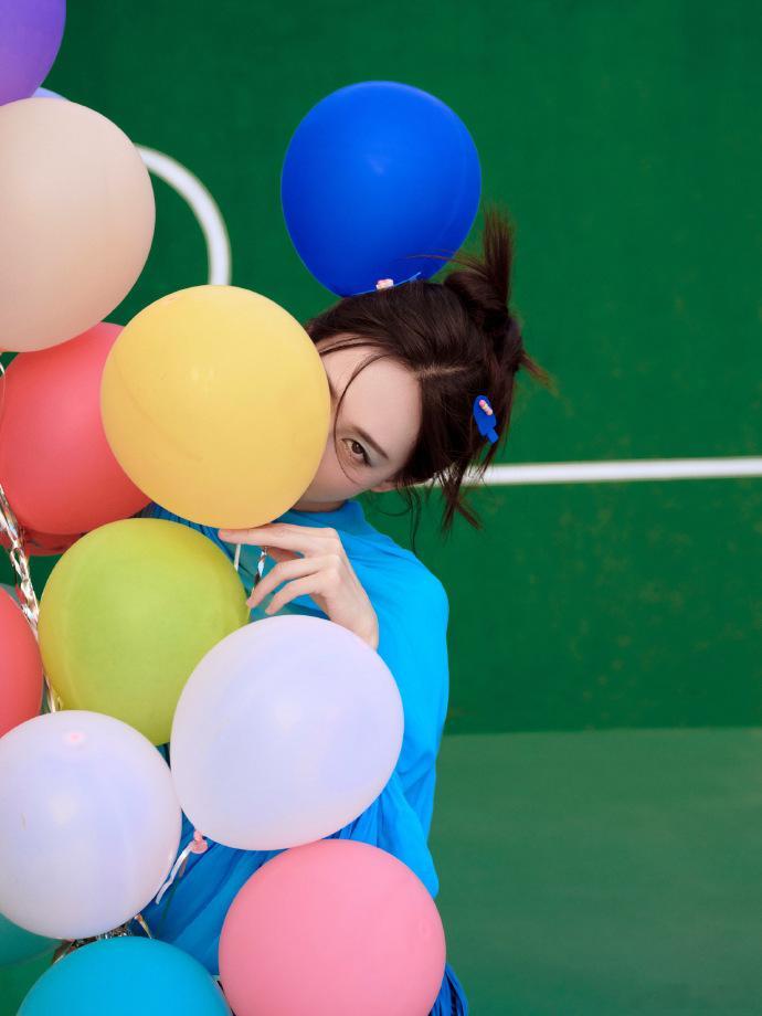 #李一桐克莱因蓝流苏靴#李一桐生日之际的这一装扮，克莱因蓝流苏靴格外耀眼。美女生