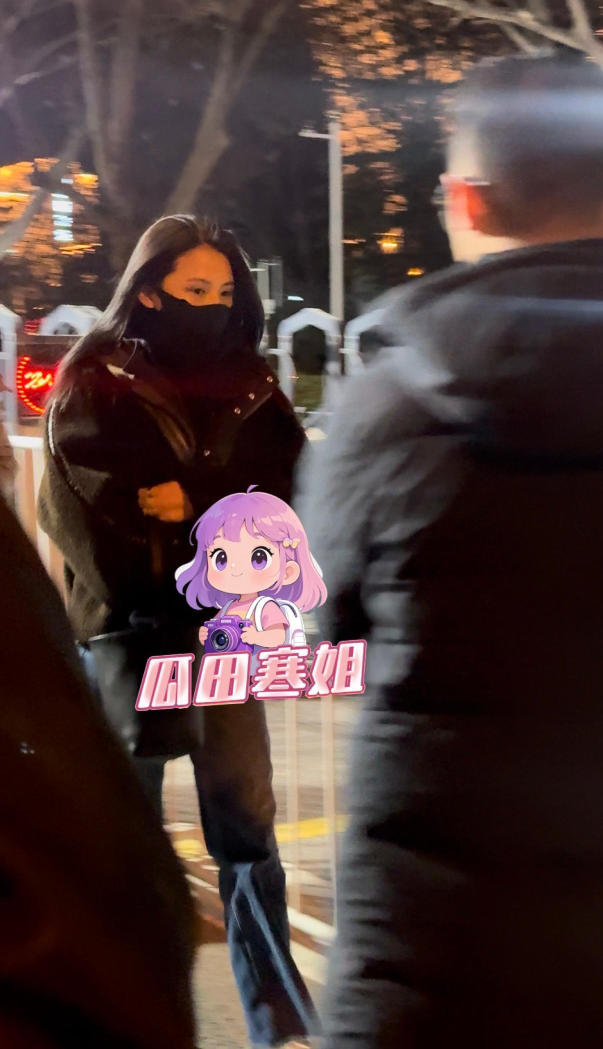 热依扎央视春晚彩排下班 好美的拽姐，眼神酷酷的热依扎