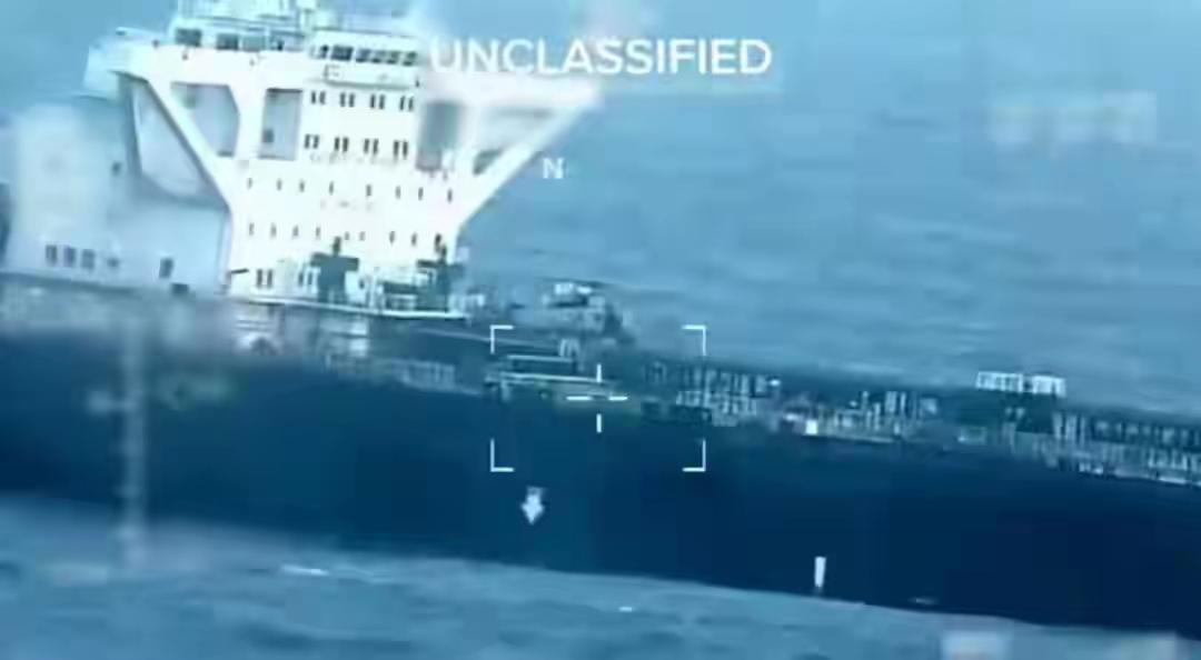 美粗暴扣押中籍委油船：霸权行径必将自食恶果！
近日，美国无端扣押一艘中国籍、运营