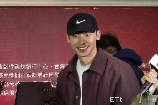 新鲜许光汉出现！许光汉今天参加“关怀弱势长辈”围炉活动，也是该单位的尾牙！ 