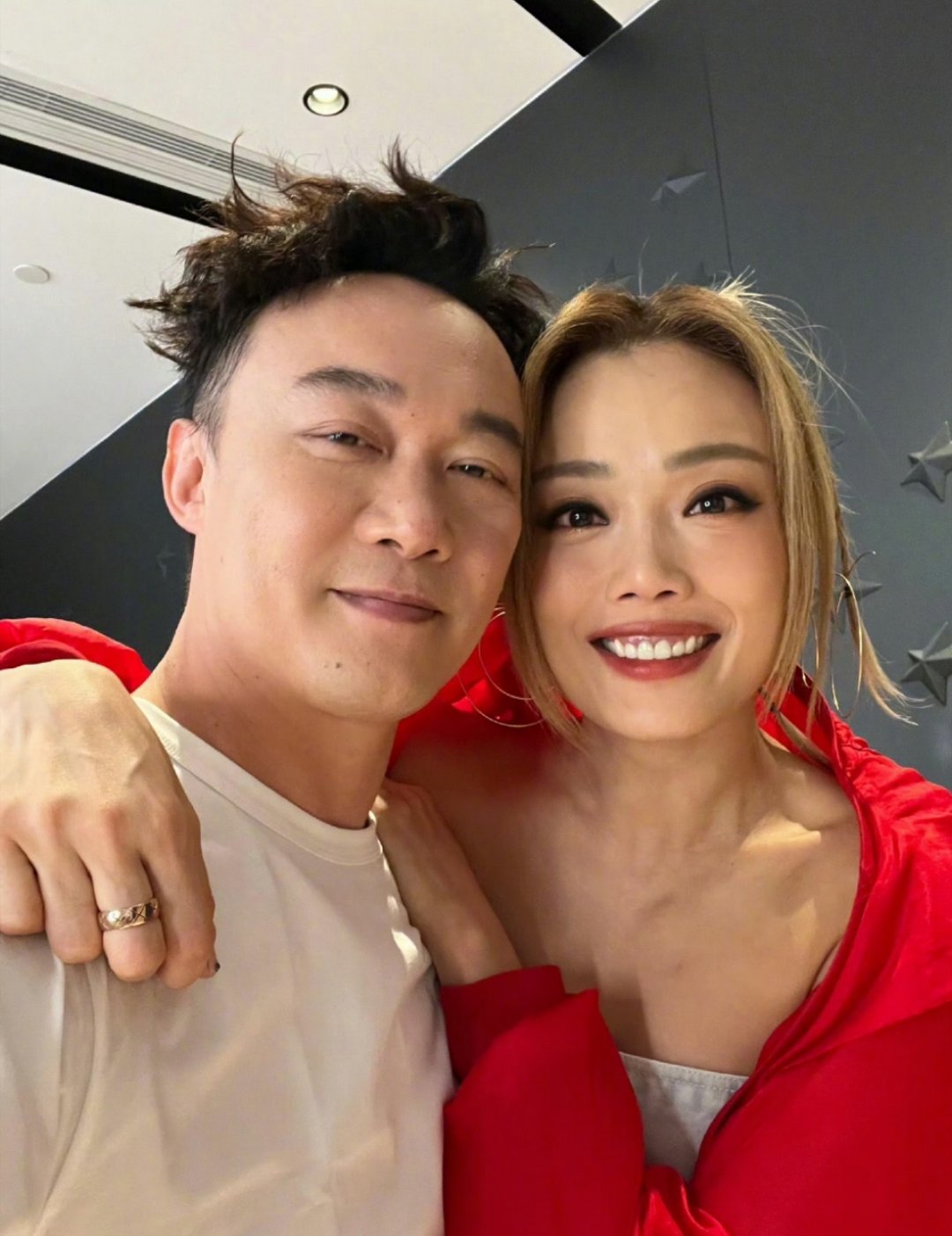 容祖儿谢霆锋陈奕迅后台合影 跟老友记一起就是开心呀[羞嗒嗒] ​​​