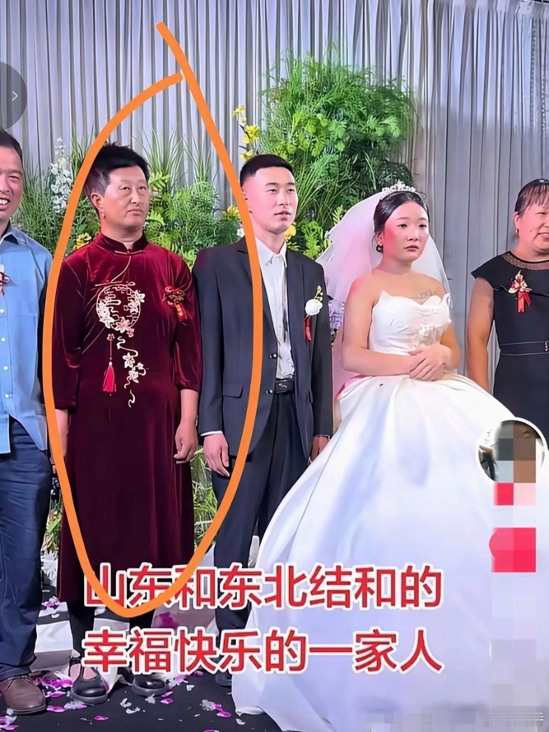 幸好她穿的是旗袍，否则谁能认出来她是婆婆啊！ 