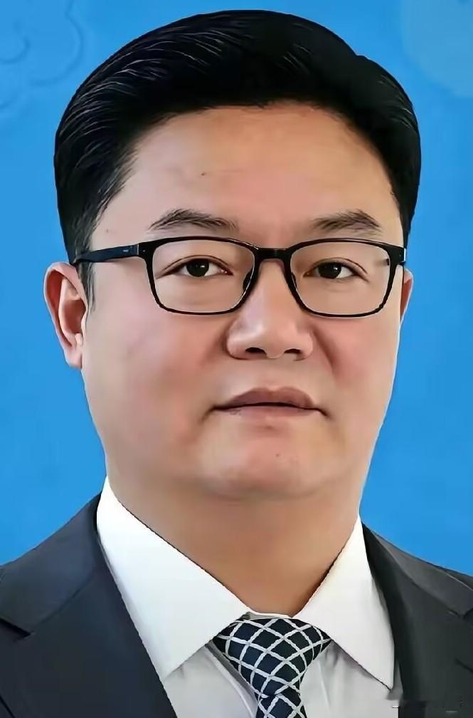 大半夜的，四川那边出了个大瓜。66岁的罗凉清被查了。这岁数本该在公园遛鸟，结果直