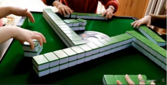 “权力的任性？”广东，一对夫妻开了家棋牌室，8张麻将桌，按顾客每自摸一次，收费1