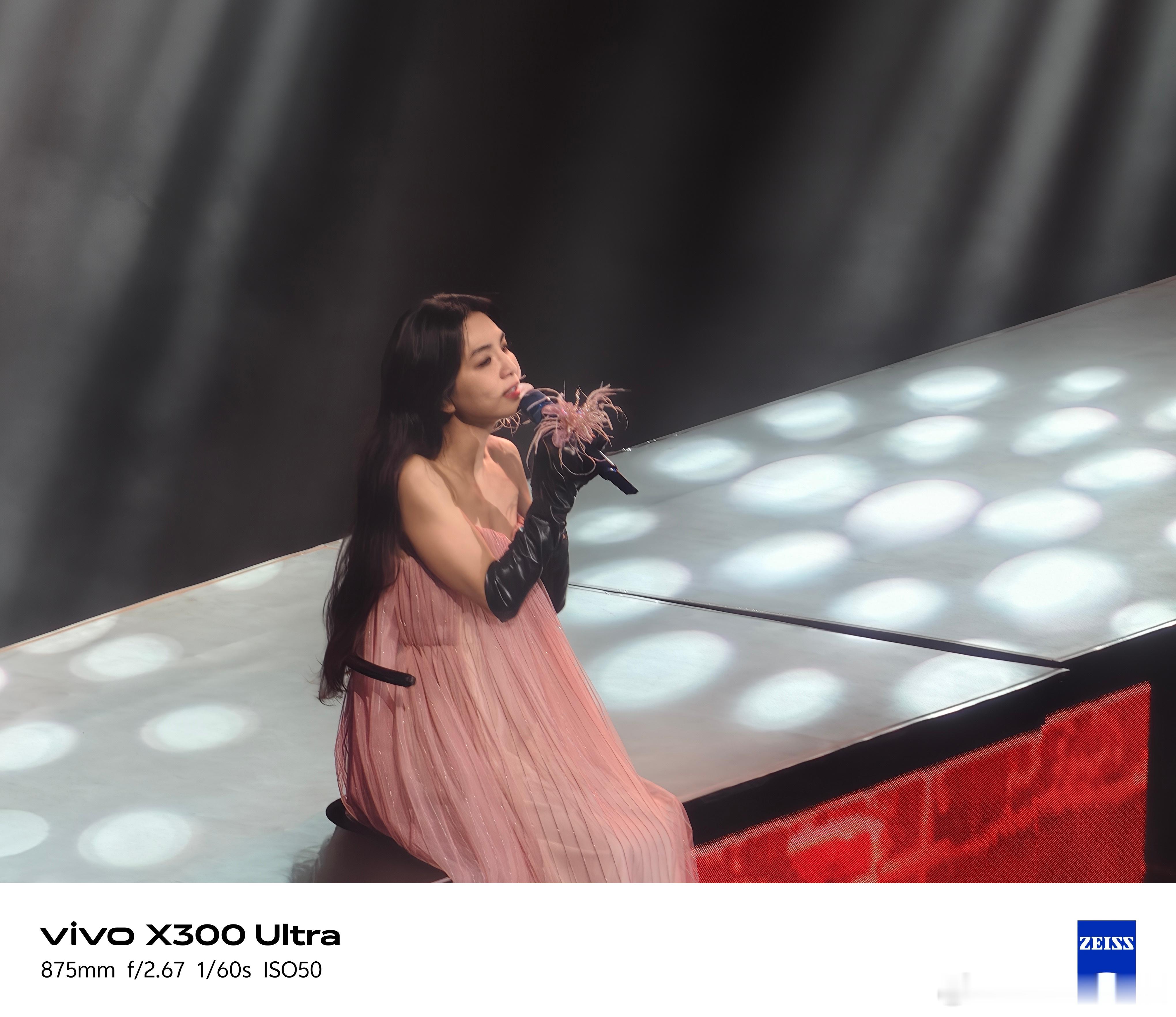 增距镜为何能成为演唱会外挂 前段时间去南京看 Ella 的演唱会，我带的就是X3