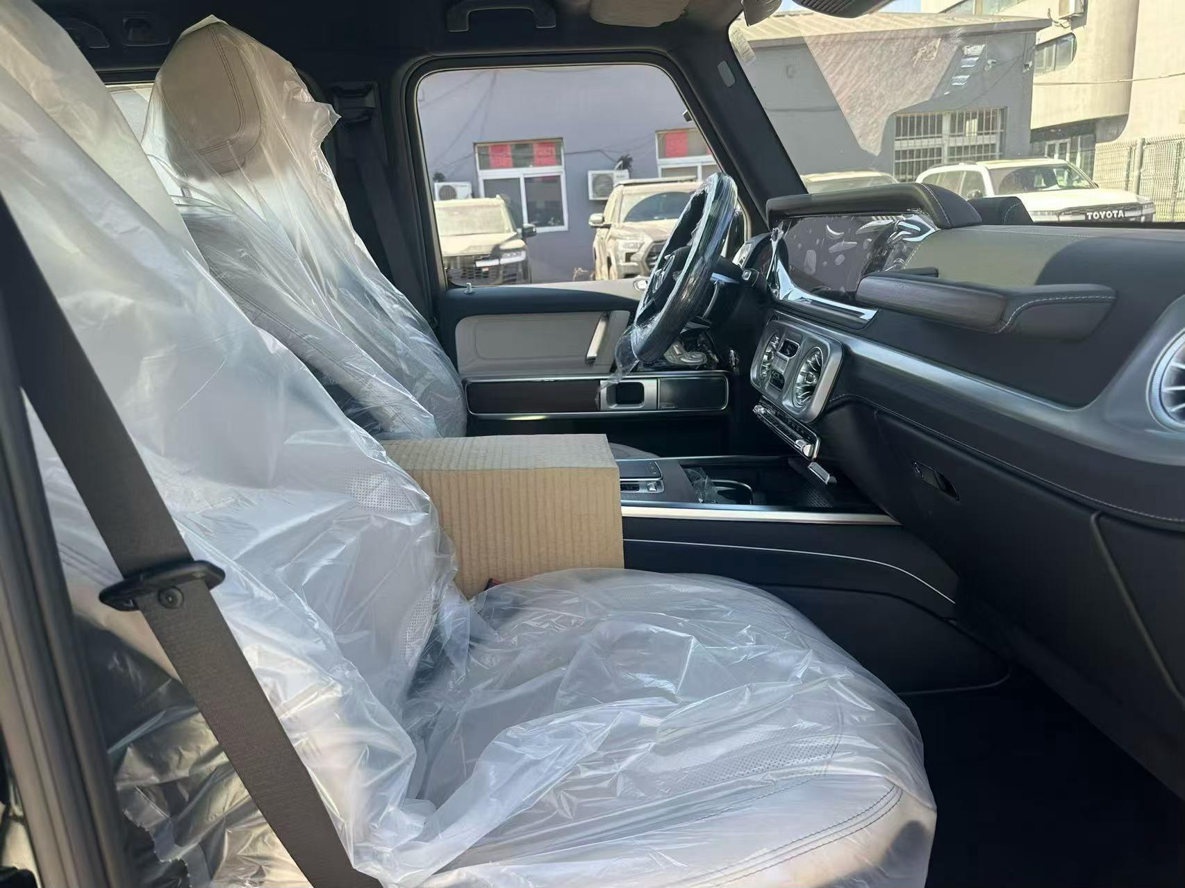 奔驰G450d  柴油 26款 颜色： 祖母绿/ 米内车架号：7247比25款多