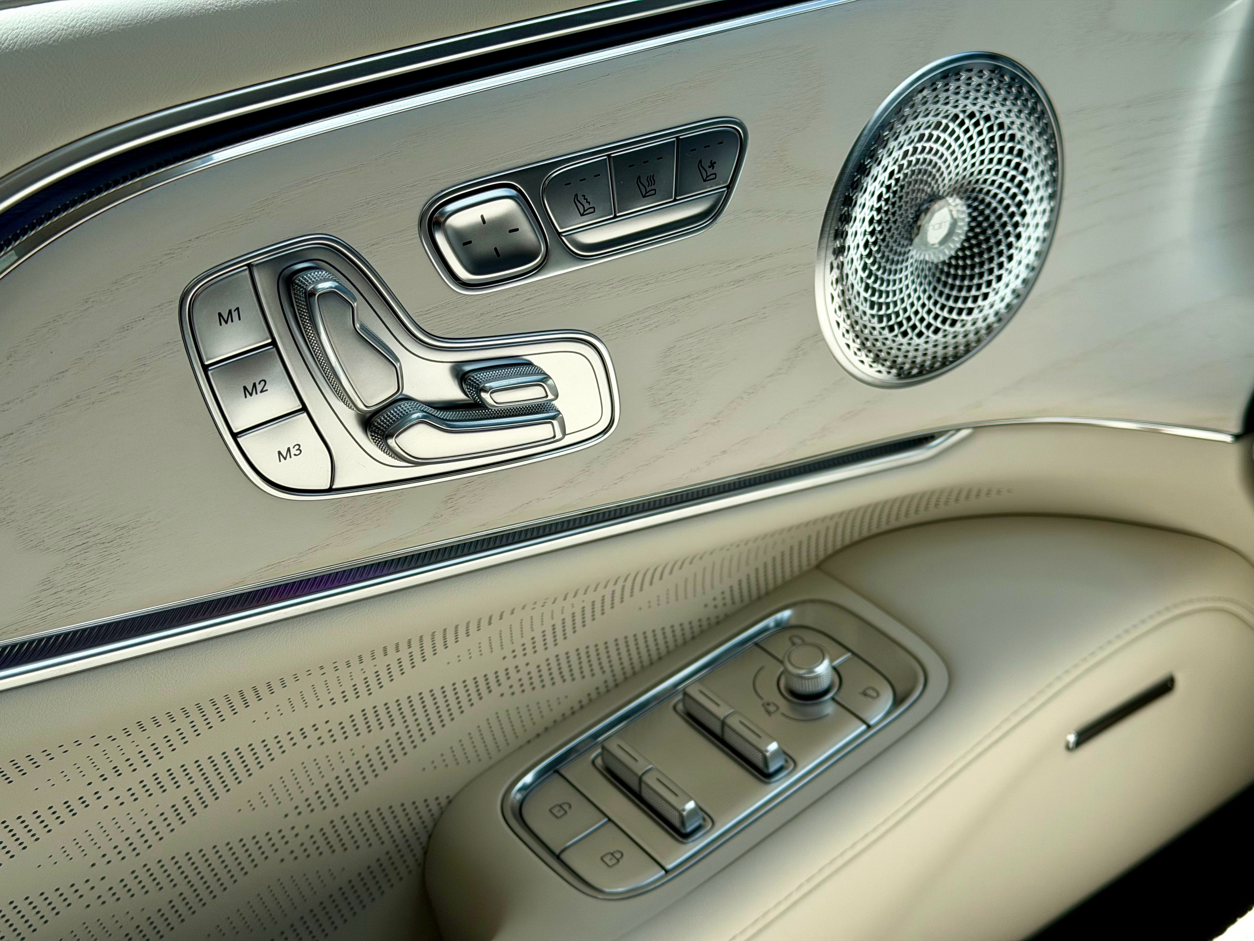 谁懂这些按键在新能源时代的含金量啊？上车调个坐姿终于不用跟屏幕较劲了… 