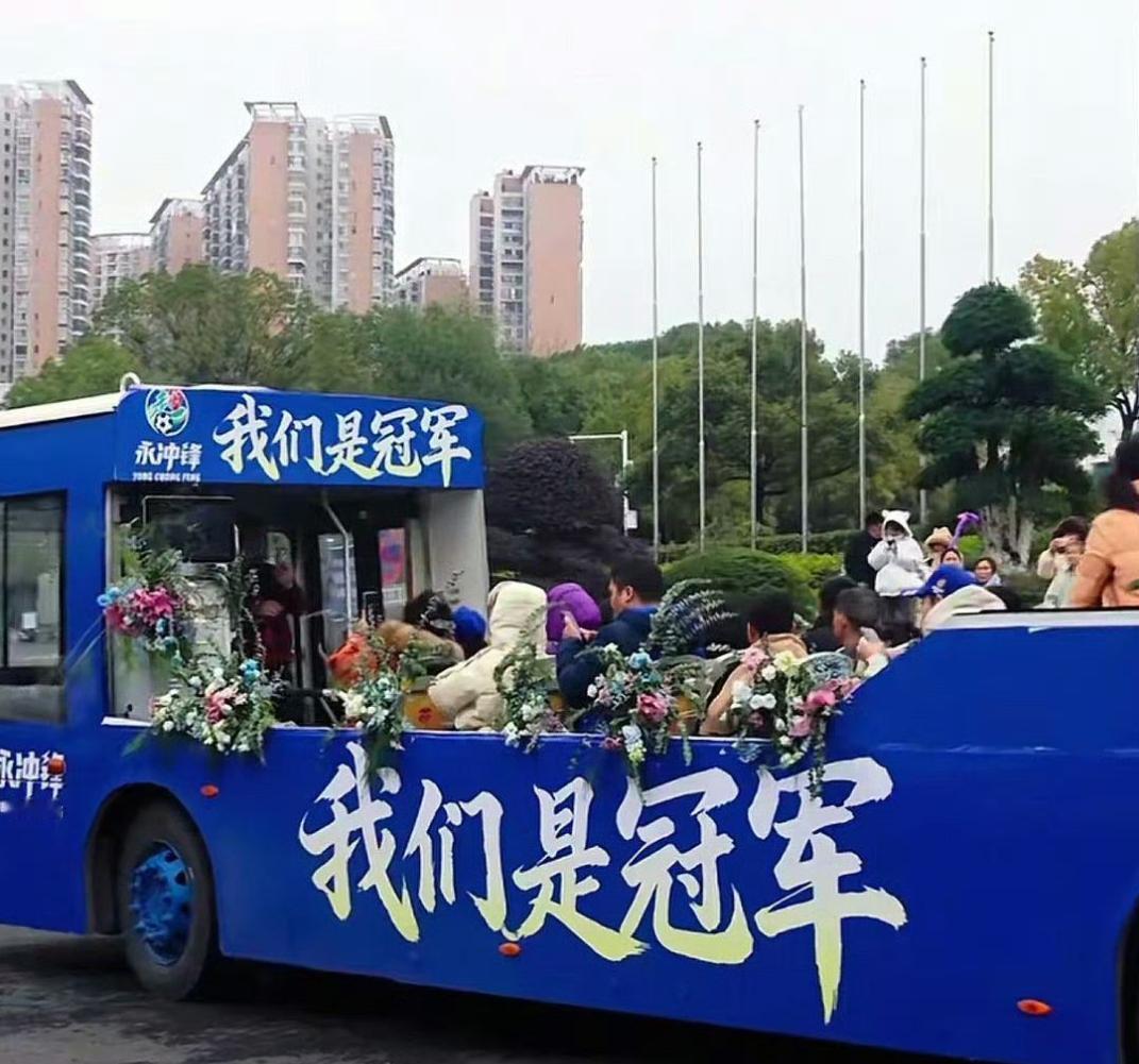 这波操作太“湘”了！公交“削顶”变花车，市民直呼“拉风”，这创意我给满分！永州队