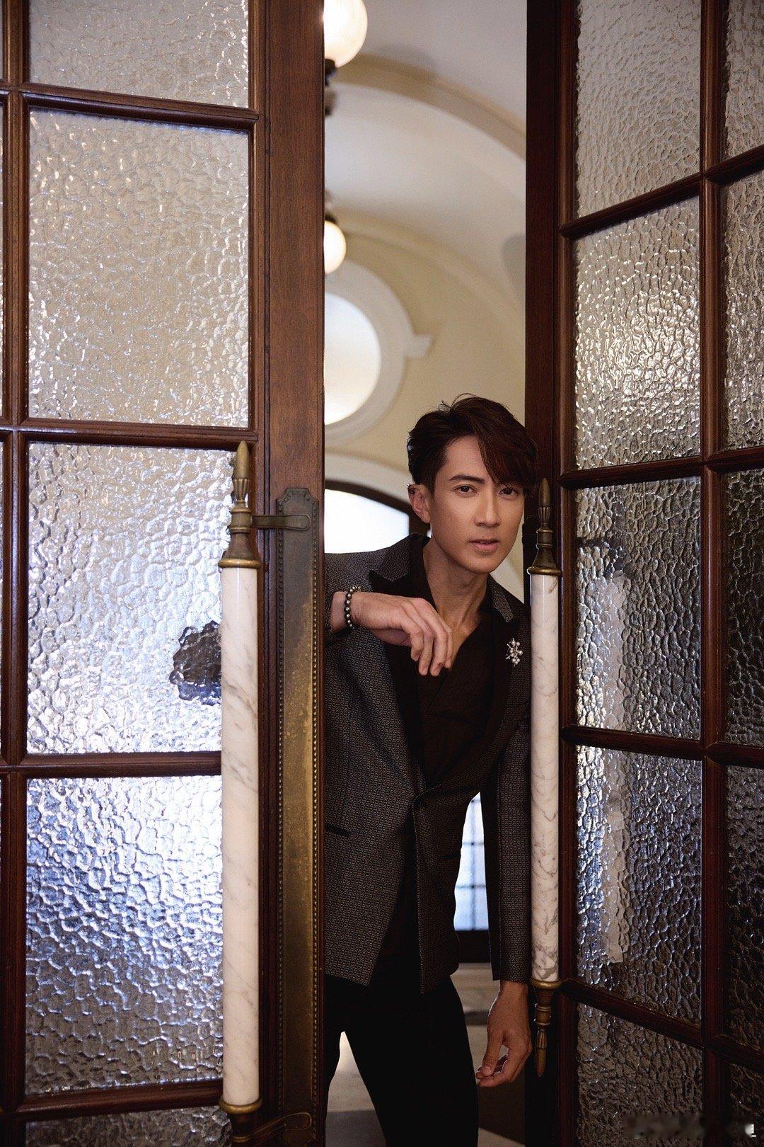 #吴尊珍珠耳骨夹造型#吴尊一直都是有着超高的颜值的，尤其是这样的珍珠耳骨夹造型让