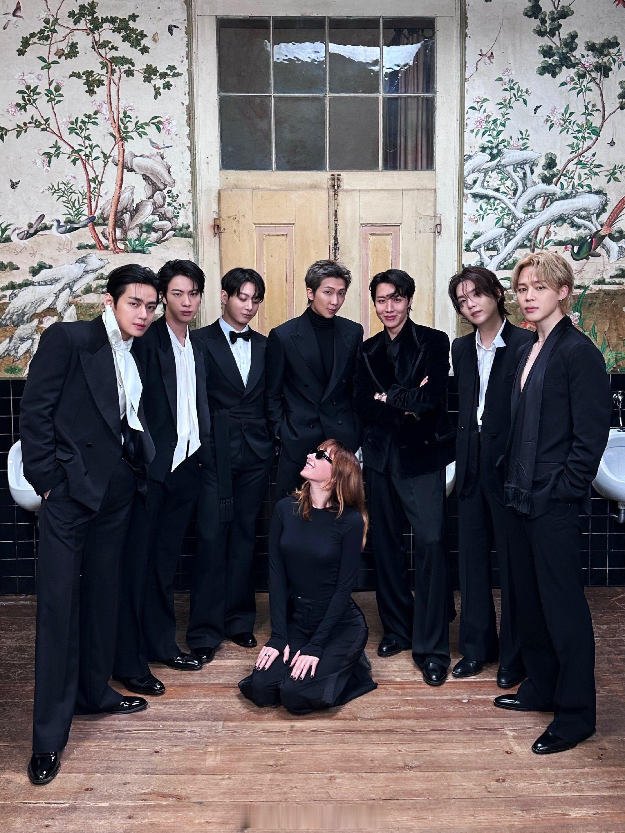 谁能告诉我这样的人是怎么一直做导演的……BTS合影被指物化女性 ​​​