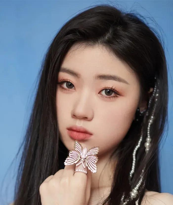 单依纯在演唱会上翻唱范晓萱《好想谈恋爱》，舞台表现彻底颠覆观众认知，全程嘶吼乱晃