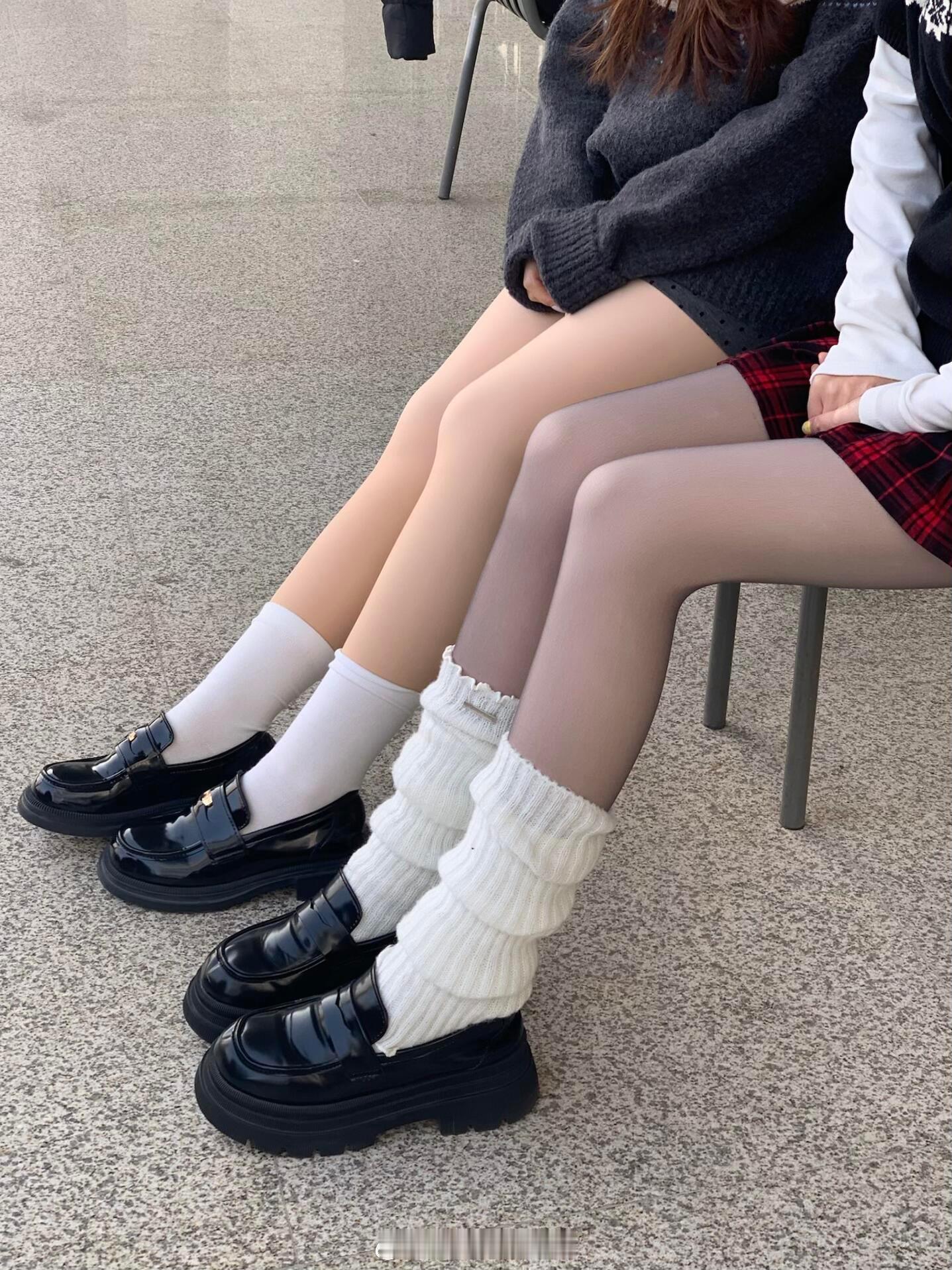 加绒黑丝的魅力我真的悟了🥲……今天出门穿了光腿，室友穿了黑丝，路人小姐姐，一上