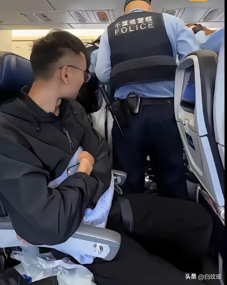 大闹飞机迫降日本东京机场的争执原因曝光了，由同乘坐人员提供。航班闹事女是一名满头