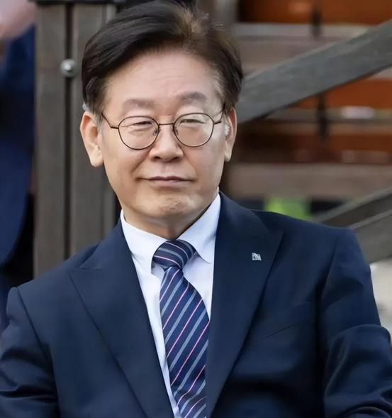 就任一年，支持率倒挂！韩国总统的“死亡交叉”来得太快
韩国总统李在明的支持率，崩