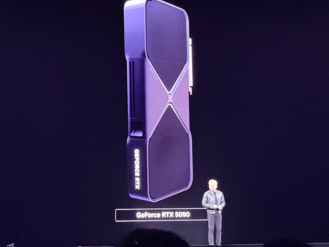 皮衣男子对着场下的开发者：二十年来你们找爸妈要钱买Geforce，一年又一年，直