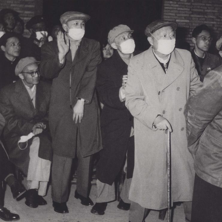 1960年，聂荣臻视察探空火箭发动机试车情况。戴口罩的三个人。左一是科学家钱学森