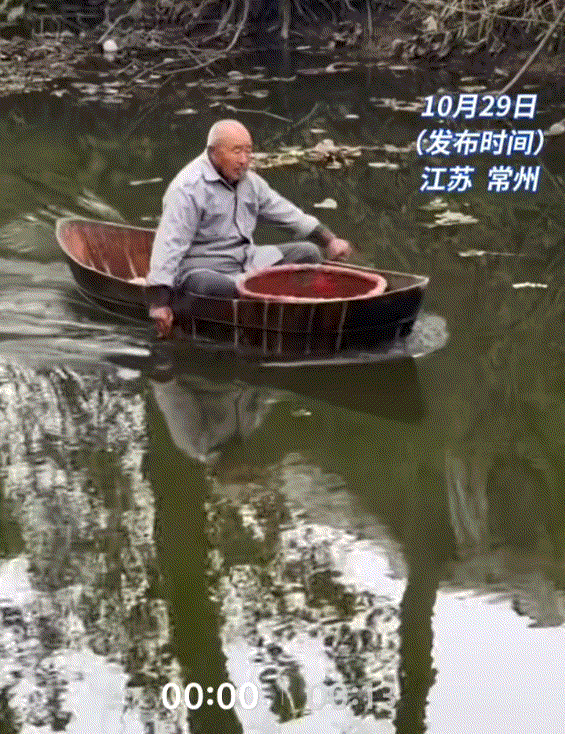 江苏常州，一女子回家跟80岁爷爷说想吃鱼，爷爷二话不说，扛着小船下水，动作娴熟地