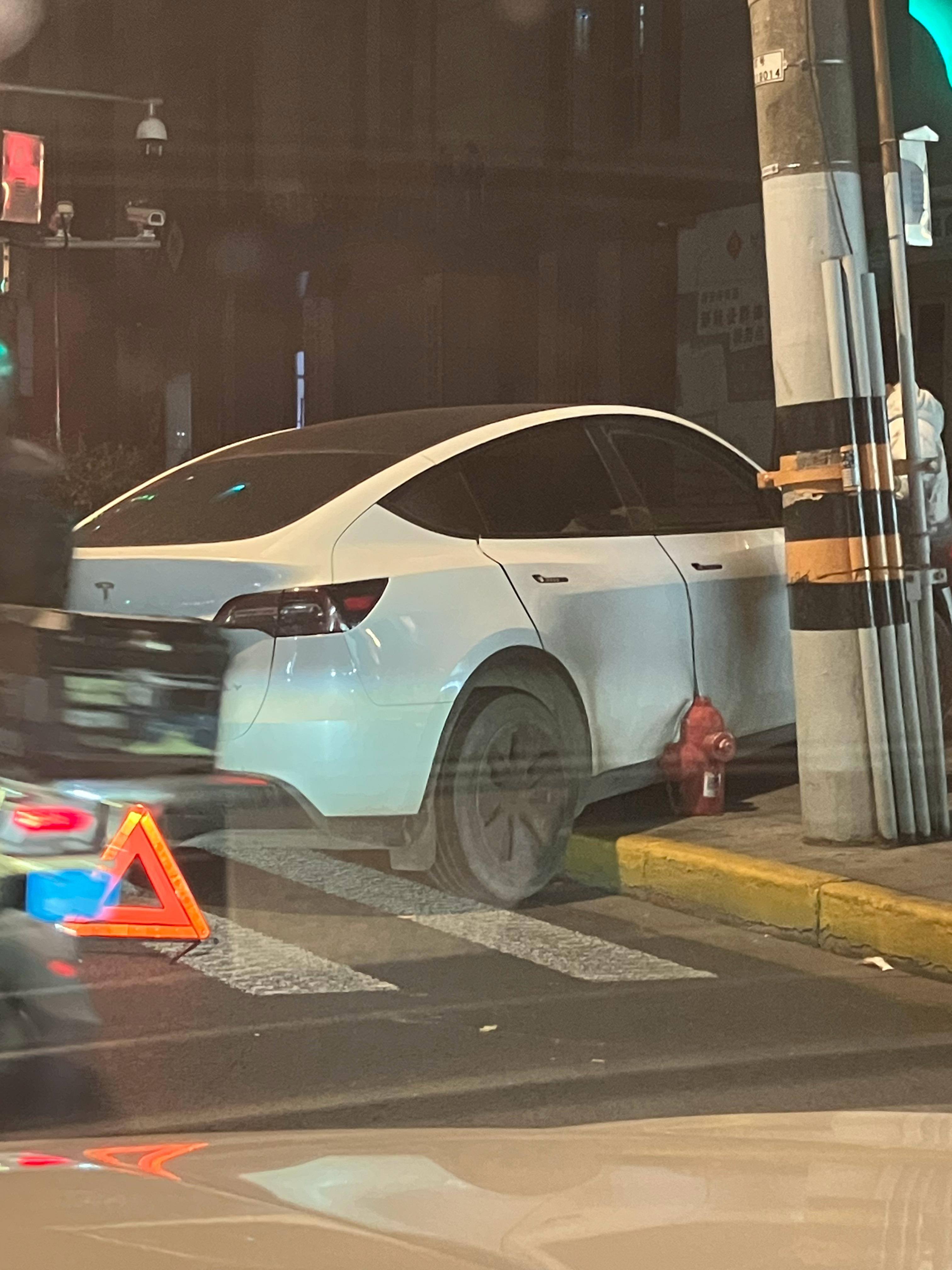 车主坐旁边，似乎等保险？有点想笑。