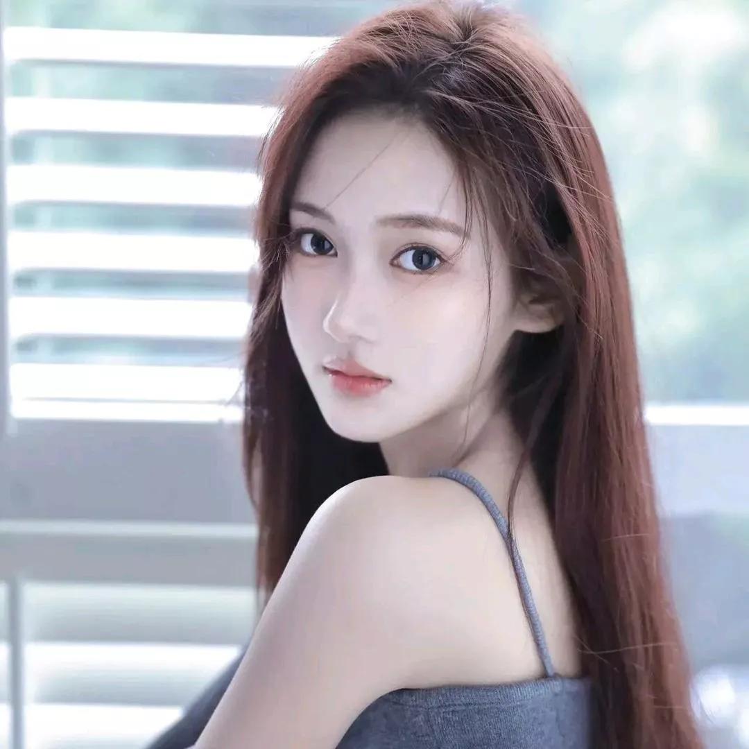 温柔眼神，红发少女，光影交错，唯美瞬间。黑亮秀发少女 黑蓝发少女 紫色头发少女 