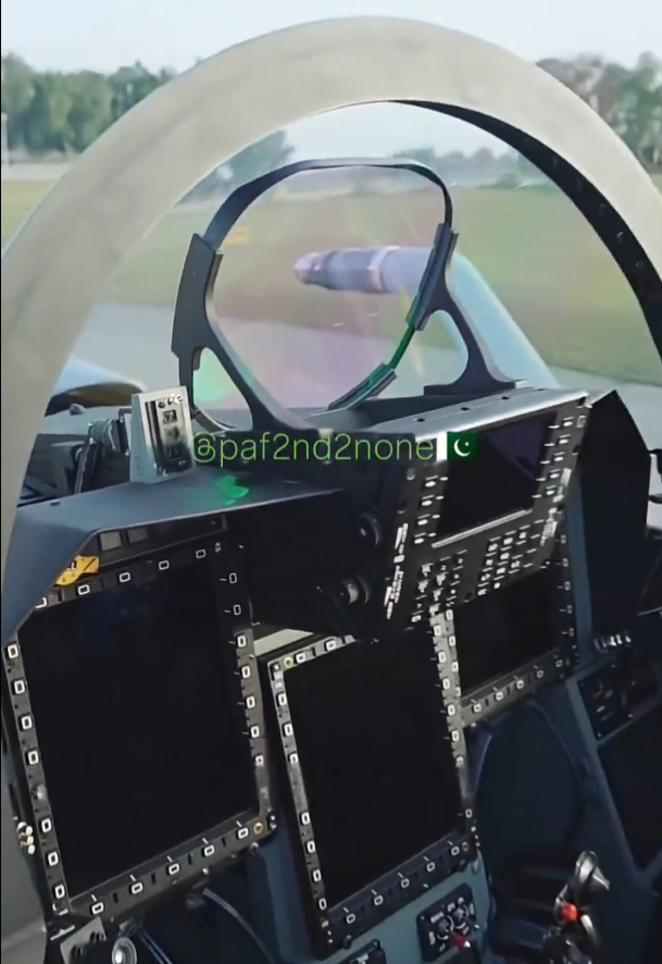 巴基斯坦歼-10CE的座舱 