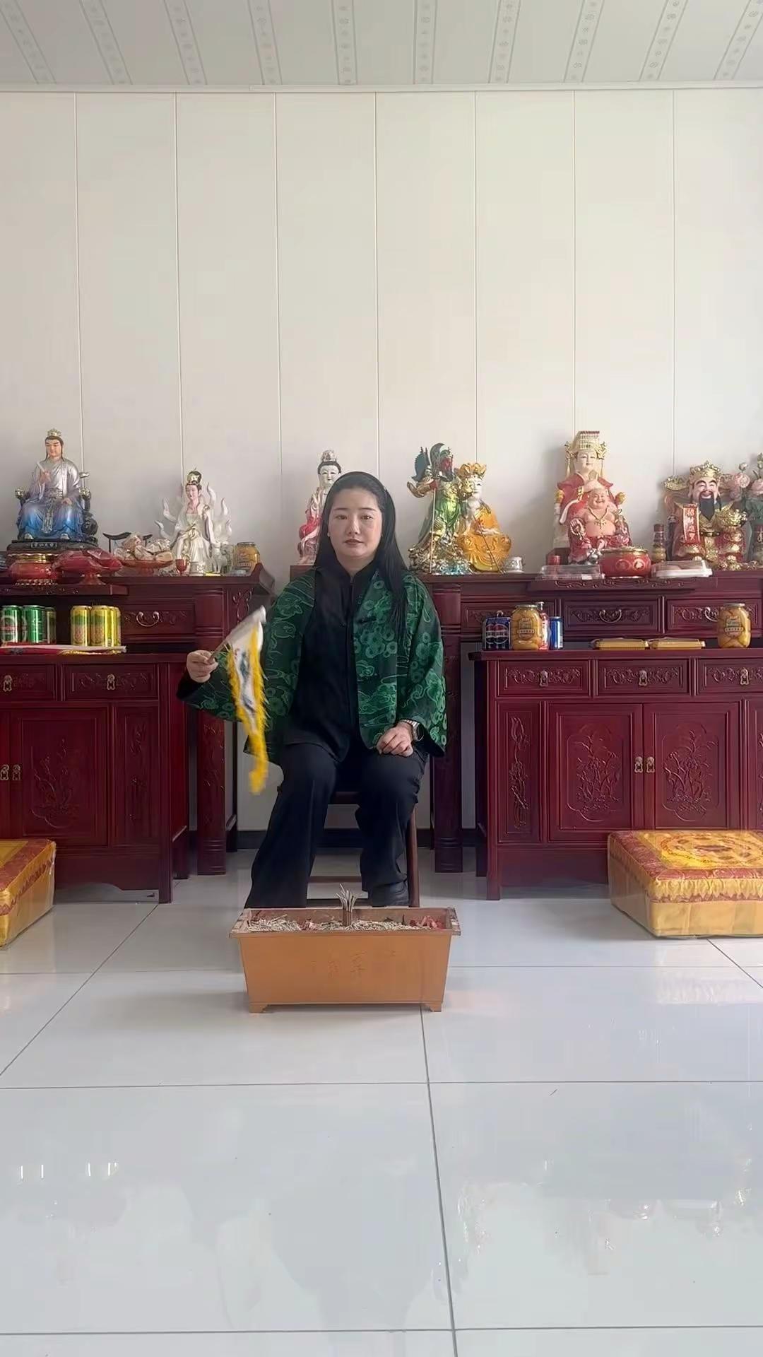 一旗招清周遭纷扰，一香照见心中所求。很多坎不是跨不过，只是没人帮你看清困住你的根