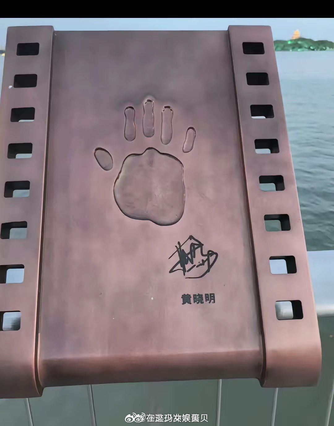 对不起，看到黄晓明的掌印真的没办法不笑段奕宏的掌印真的好标准！ 