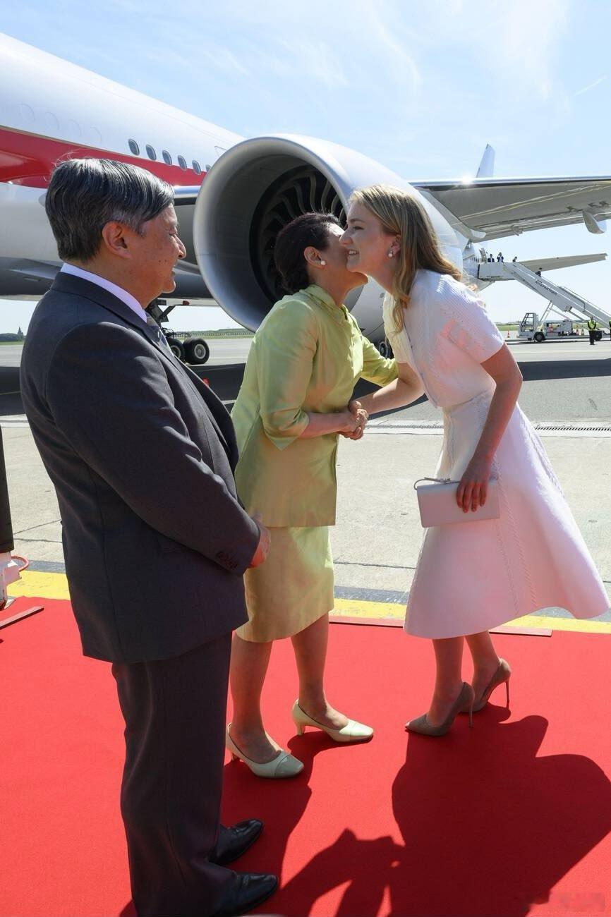 比利时王室 🇧🇪6月20日，伊丽莎白女王储在梅尔斯布鲁克空军基地欢迎来比利时
