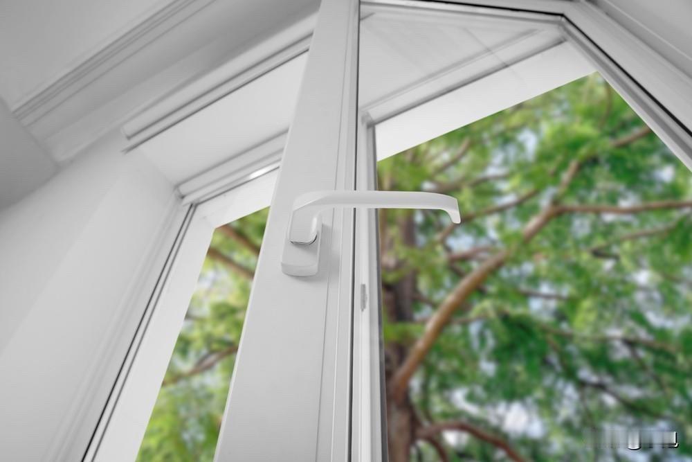 一个15岁的女孩，半夜从自家卧室窗户翻出去约会，结果坠楼没了。她父母把女儿的男友