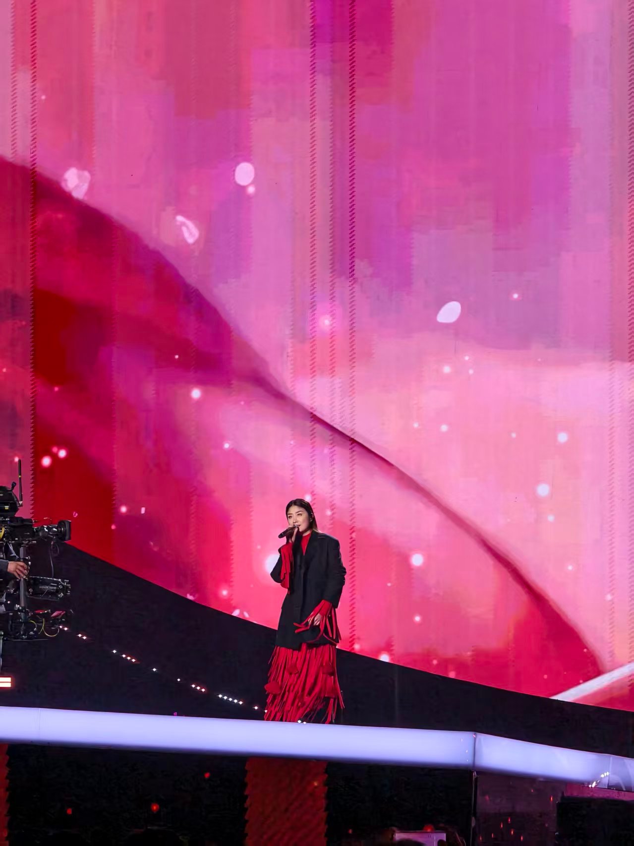 追觅新式年会 不认识这姐妹儿啊。 