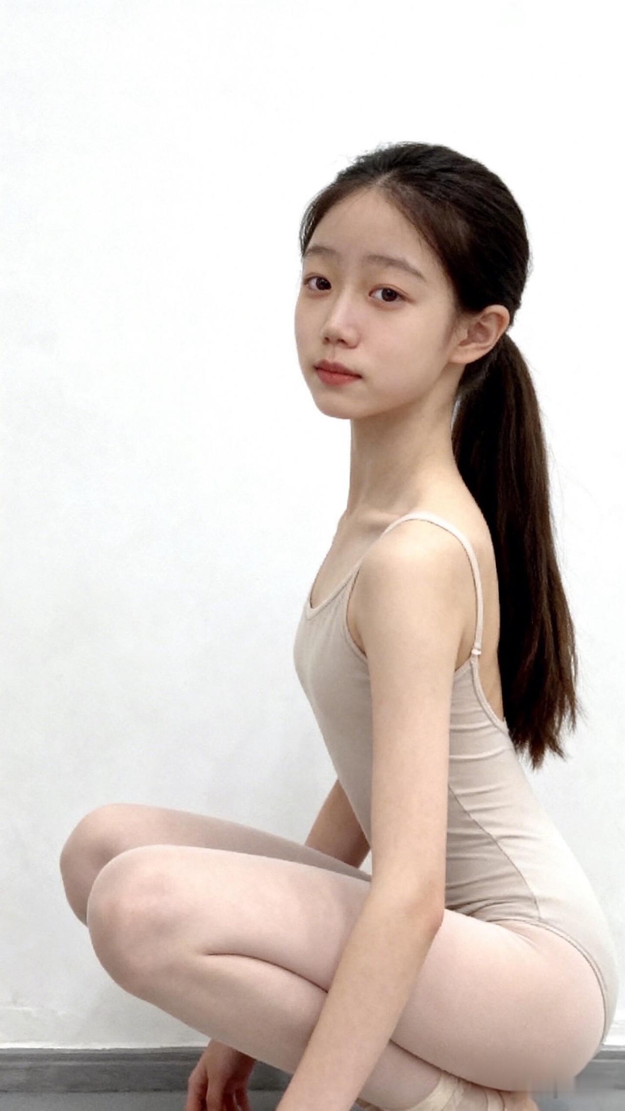身材好，气质佳，大概就是芭蕾女孩儿的特质吧[送心][送心]芭蕾练功照 芭蕾气质写